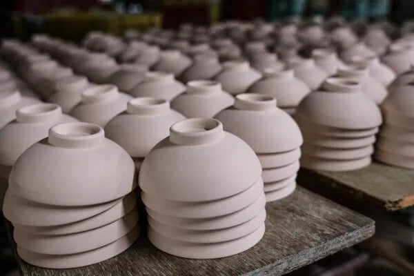 the bisque firing reaches about 800 °C (1,470 °F) for 6–7 hours, leaving the clay a warm reddish‑brown.