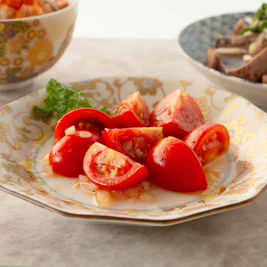 Marinated tomatoes on a shirochibu plate