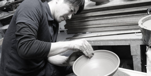 Kokuzou-Kiln:Craftsman making pottery