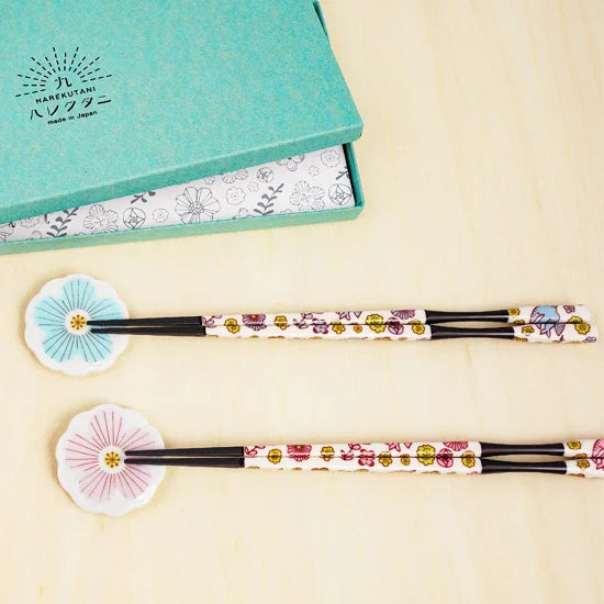 Harekutani Pair of Chopsticks and Chopstick Rests (pink/ light blue)