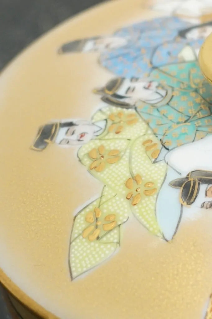 The shirochibu (white dots) technique was used as part of kimono patterns.