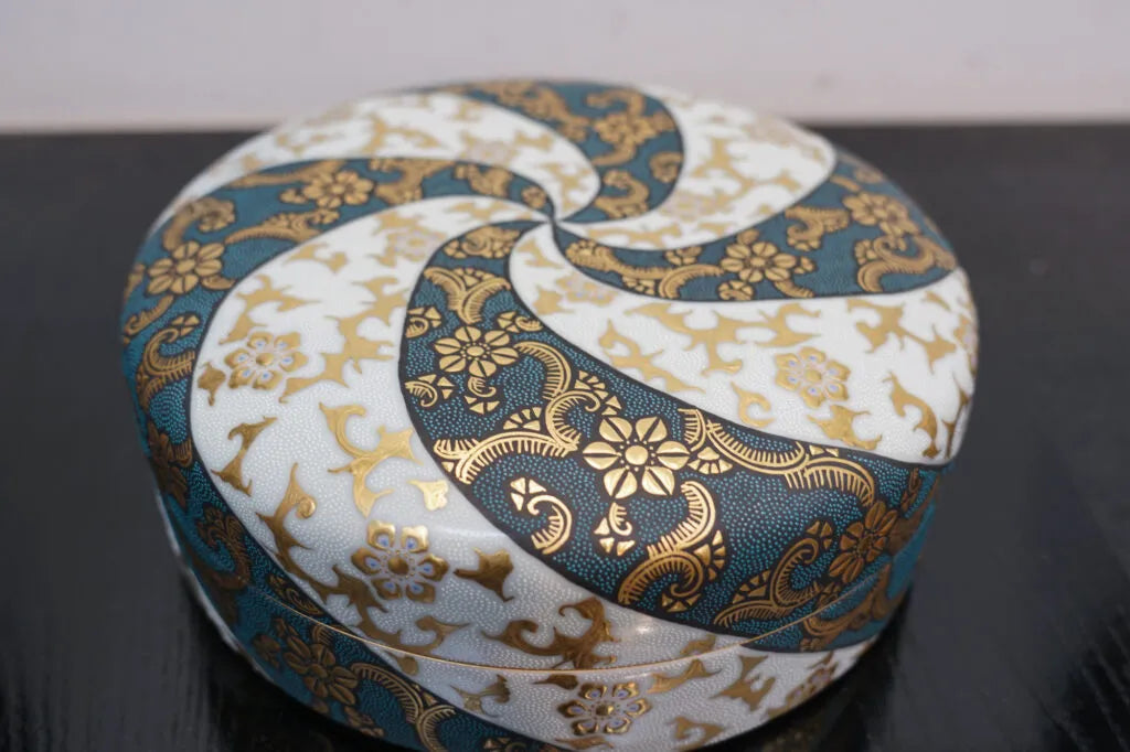 The Heaping Gold Painting technique by the third-generation Kingyoku Nakada is highly regarded for its exceptional beauty.